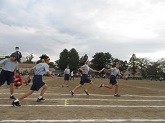 写真　1学年運動会　クラス対抗リレー