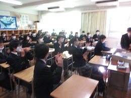 写真　生徒会　エコキャップ運動