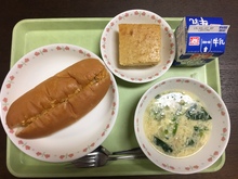 牛乳、チリビーンズドッグ、たまごスープ、セサミケーキの写真