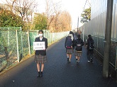 写真　生徒会　朝の挨拶　右側通行の呼びかけ