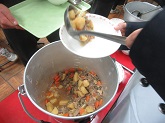 写真　給食　ピリ辛肉じゃが