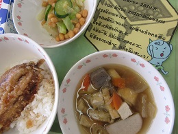 写真　給食　大豆サラダとイワシ丼