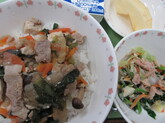 写真　給食肉豆腐丼　青菜とツナの和え物