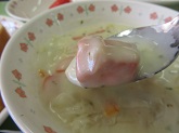 写真　給食　セサミトースト　鮭のシチュー　いちご
