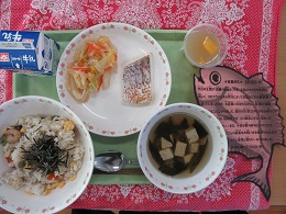 写真　給食　春のちらし寿司　鯛の塩焼き