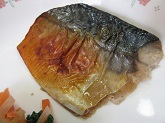 写真　給食　けんちん汁　鯖の照り焼き