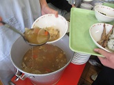 写真　給食　炊き出し