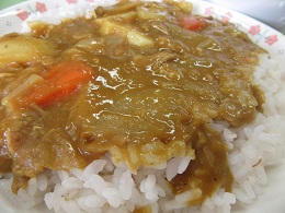 写真　給食　カレー　アーモンドケーキ　海藻サラダ