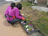 写真　花植え作業　花ボランティアのみなさん