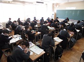 写真　1年学年末考査前授業