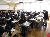 写真　1年学年末考査前授業