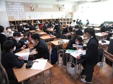 写真　1年学年末考査前授業