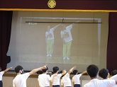 写真　新入生体験授業　生徒会説明演劇