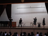 写真　新入生体験授業　生徒会説明演劇