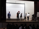 写真　3学年教員による上演