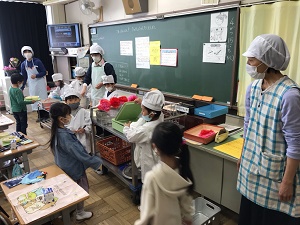 1年給食配膳の様子