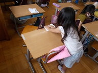 写真：机をふく児童