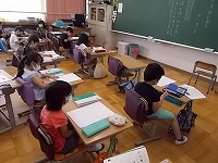 写真：1年2組の様子