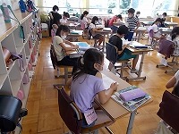 写真：3年2組の様子