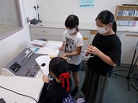 写真：保健委員による放送の様子2