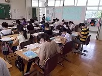 写真：返し縫の練習の様子3