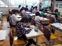 写真：新聞づくりの様子2