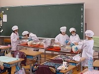 写真：1年生 給食の様子1