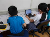 写真：パソコンをする生徒2