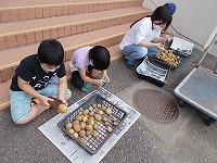 写真：ジャガイモの土を落とす様子