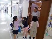 写真：1・2年生の学校たんけんの様子1