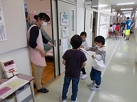 写真：1・2年生の学校たんけんの様子2