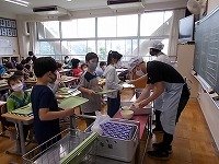 写真：給食の様子2