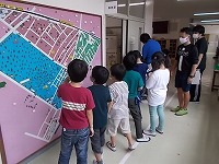 写真：けやき学級の学校探検の様子1