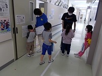 写真：けやき学級の学校探検の様子2