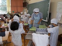 写真：給食の様子1