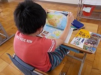 写真：地図帳を開いて学習する生徒