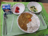 写真　給食　カレーライス