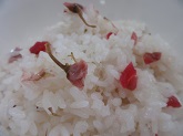 写真　給食　桜ごはん