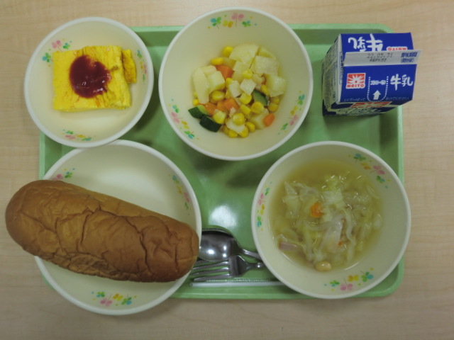 <今日の献立>　牛乳、黒砂糖コッペパン、大豆と野菜のスープ、プレーンオムレツ、マセドアンサラダ