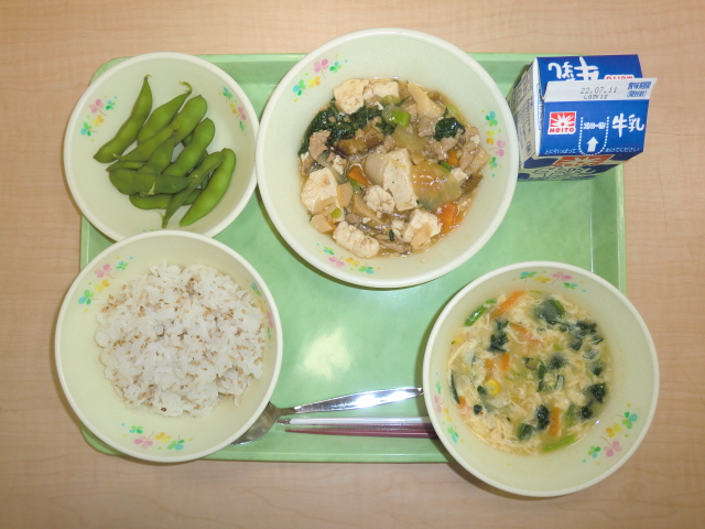 <今日の献立>　牛乳、胡麻ご飯、四川豆腐、中華コーンスープ、枝豆