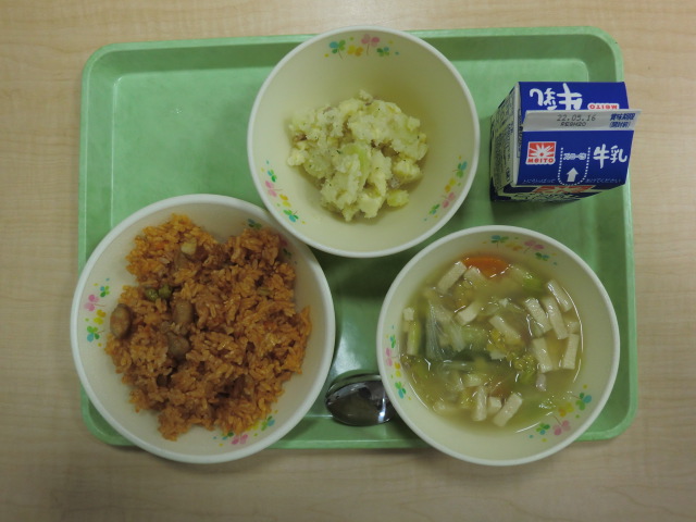 【今日の献立】牛乳、チキンライス、レタスのスープ、ジャーマンポテト