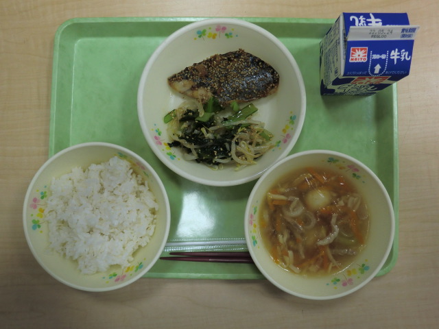 <今日の献立>　牛乳、ご飯、春雨スープ、魚の韓国風焼き、ナムル