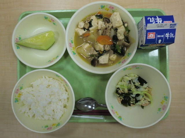 <今日の献立>　牛乳、ご飯、肉豆腐、ツナとわかめの和え物、メロン