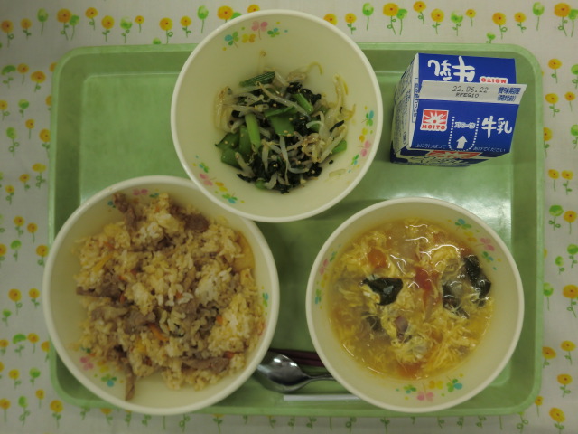 <今日の献立>　牛乳、キムチ炒飯、トマトと卵のスープ、ナムル