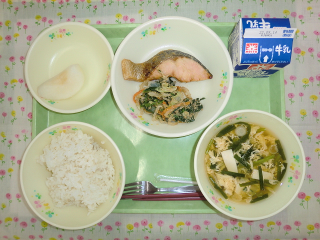 〈今日の献立〉牛乳、ご飯、ニラ玉汁、魚の西京焼き、茹で野菜ごまだれかけ、梨