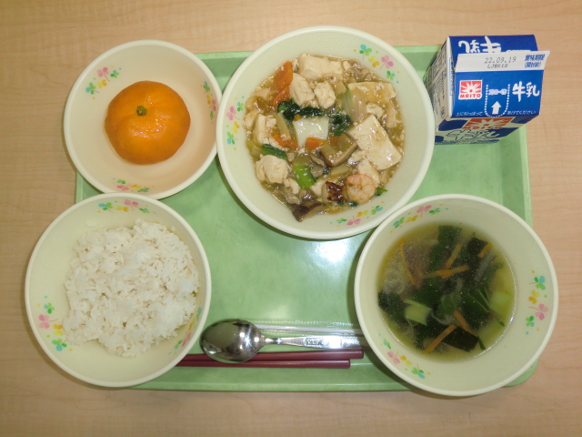 〈今日の献立〉牛乳、ご飯、中華スープ、八珍豆腐、冷凍みかん