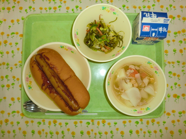 〈今日の献立〉牛乳、ホットドッグ、ひよこ豆と野菜のスープ、海藻サラダ