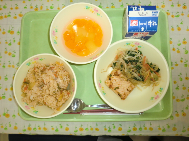 〈今日の献立〉牛乳、キムチチャーハン、いかの韓国風焼き、もやしと春雨の和え物、フルーツポンチ