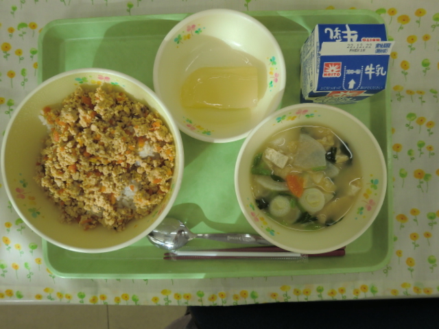 〈今日の献立〉牛乳、高野豆腐のそぼろ丼、呉汁、りんごかん