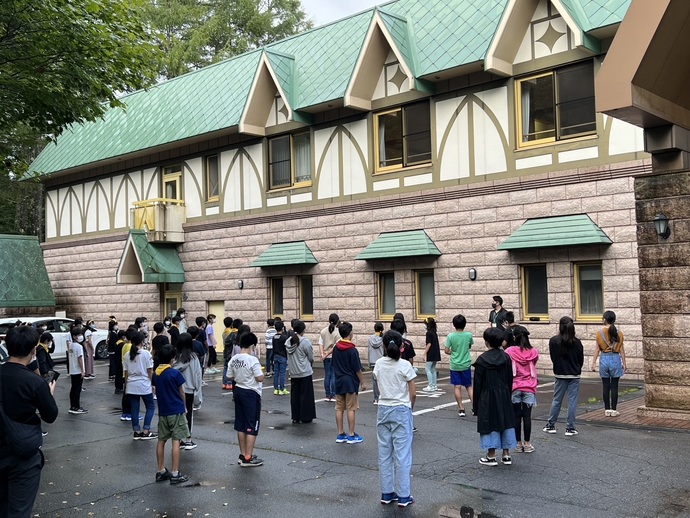 山荘前での朝の会